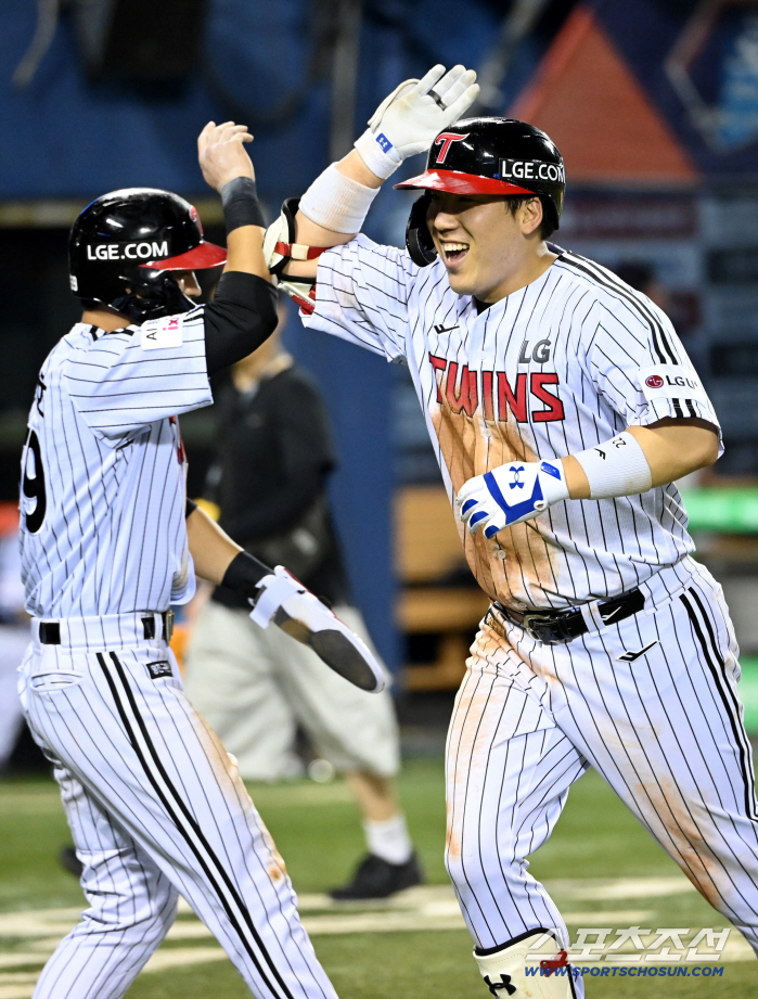 It's a perfect day to win 10 games. 2 wins against Lotte, ERA 0.47 tries to win 10 games. But Moon Sung-joo disappeared. Chun Sung-ho's start in right field
