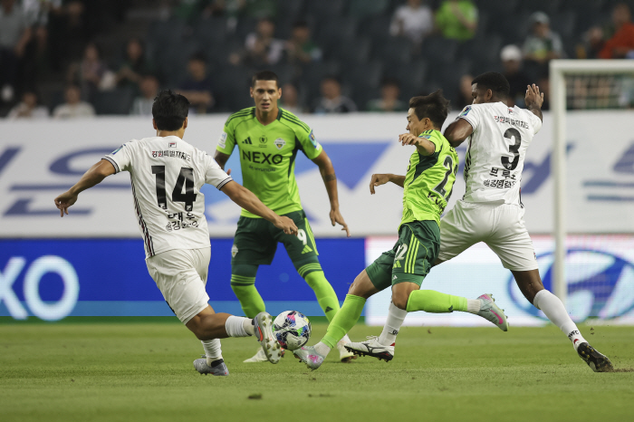  Jeonbuk, which changed 7 out of 11, almost broke the unbeaten record, drew 1-1 with Gangwon in the first round of the Korea Cup semifinals