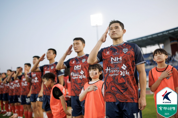 Lee Dong-kyung, a late-year sergeant who runs and runs, Kimcheon Sangmu, I am the happiest when I am at the stadium. 