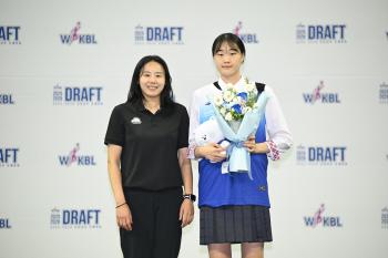 Lee Ga-hyun, the No. 1 rookie, was nominated by Shinhan Bank. Park Jihyun's role model. Speed, physical fight, strengthen weakness, and become a good player. The 2nd one is Lee Wonjung and the 3rd one is Gori Me