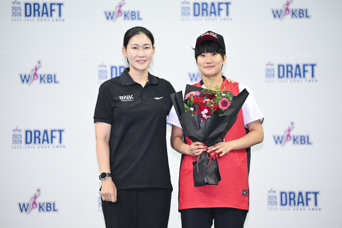 Lee Ga-hyun, the No. 1 rookie, was nominated by Shinhan Bank. Park Jihyun's role model. Speed, physical fight, strengthen weakness, and become a good player. The 2nd one is Lee Wonjung and the 3rd one is Gori Me