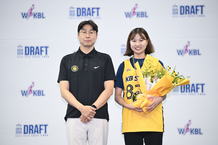 Lee Ga-hyun, the No. 1 rookie, was nominated by Shinhan Bank. Park Jihyun's role model. Speed, physical fight, strengthen weakness, and become a good player. The 2nd one is Lee Wonjung and the 3rd one is Gori Me