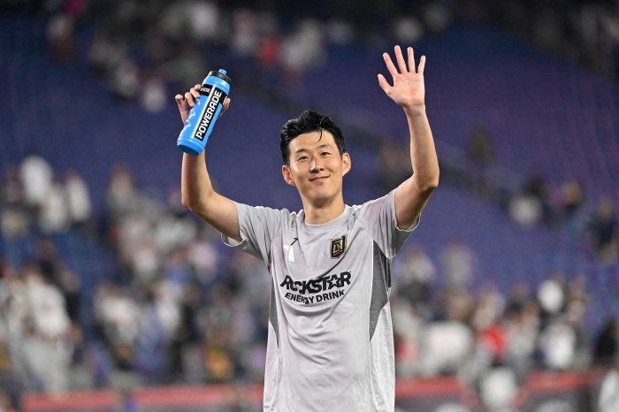 Legendary Son Heung-min did not receive it either, but he was treated with Tottenham's new captain Romero, which was only allowed for Kane