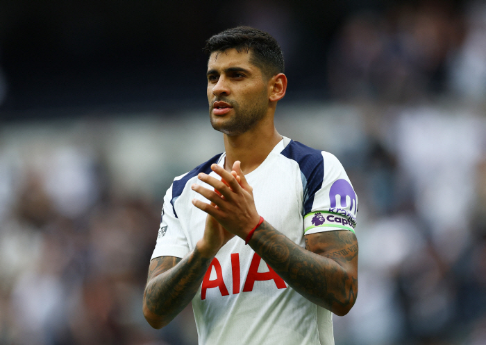 Legendary Son Heung-min did not receive it either, but he was treated with Tottenham's new captain Romero, which was only allowed for Kane