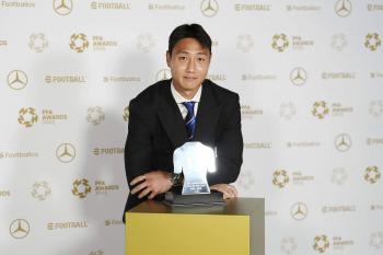 Paik's Era Has Opened. Baek Seung-ho Climbing the Red Carpet in Suit, Korea's First League One Team of the Year