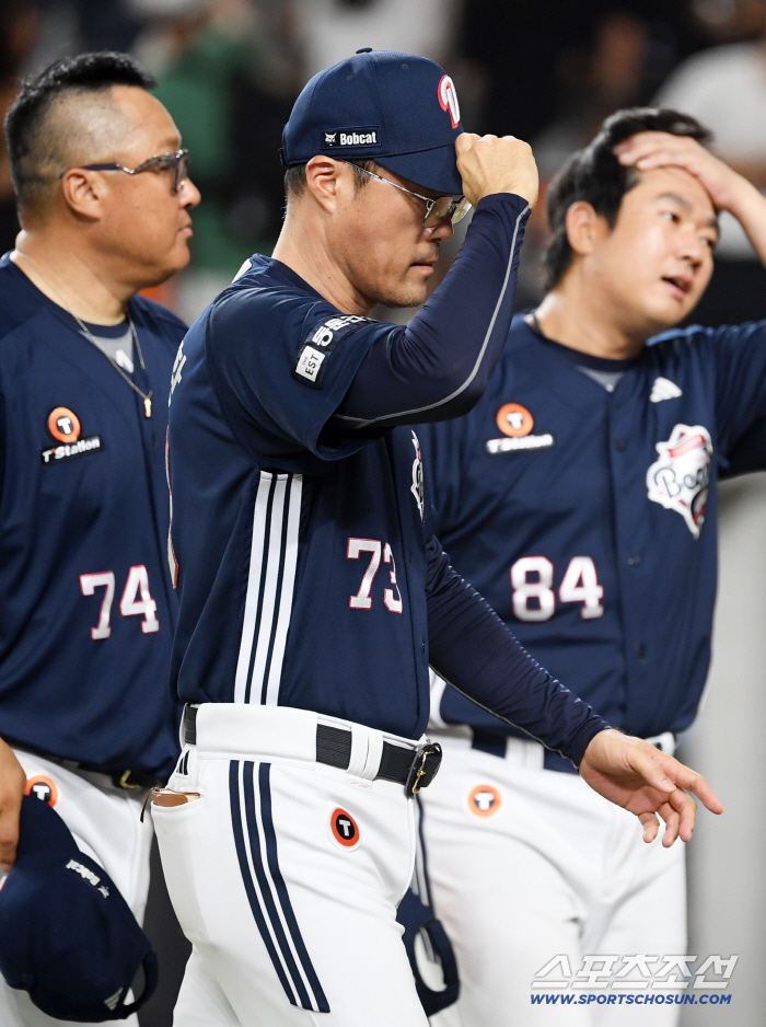  Acting director Cho Sung-hwan has won consecutive games