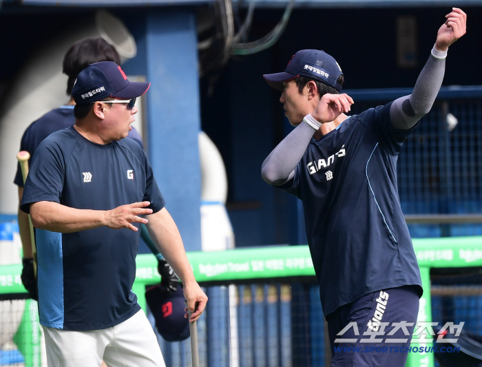  Director Kim Tae-hyung demonstrates hitting Jeon Min-jae
