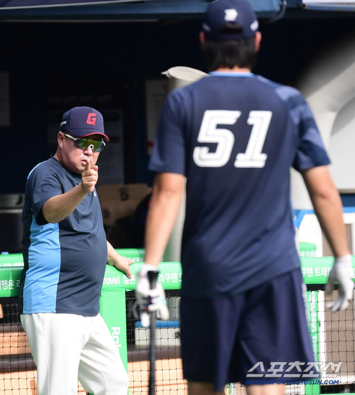  Director Kim Tae-hyung giving batting advice to Na Seung-yeop