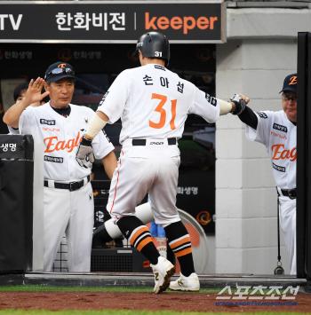  Director Son Ah-seop, Kim Kyung-moon, Eagles oppa, nice batting