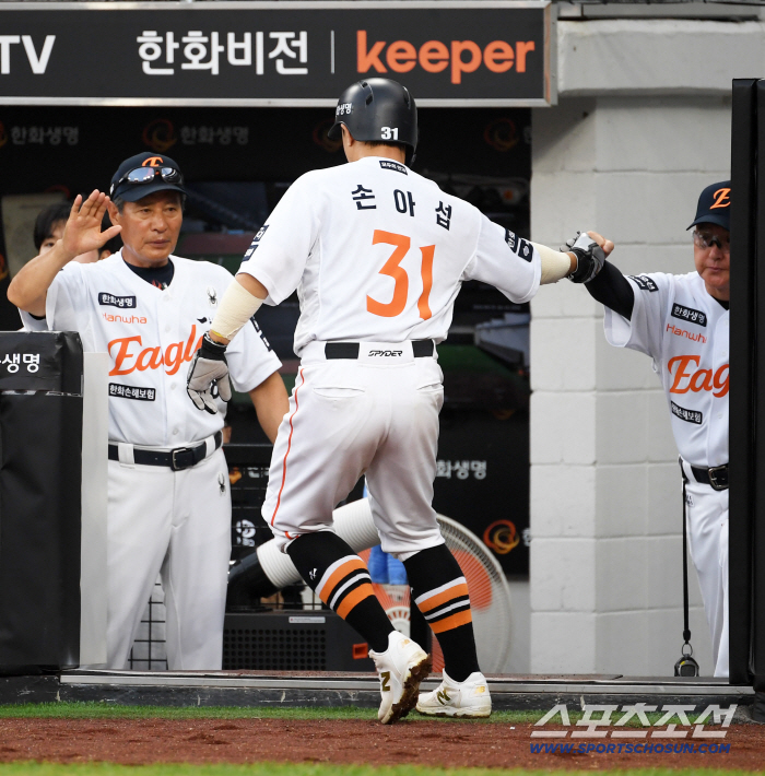  Director Son Ah-seop, Kim Kyung-moon, Eagles oppa, nice batting