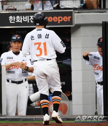  Director Son Ah-seop, Kim Kyung-moon, Eagles oppa, nice batting
