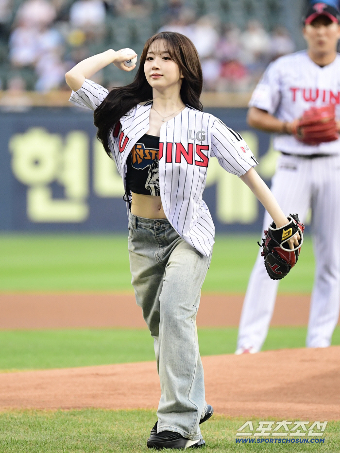  Enmix Haewon's powerful first pitch that catches the attention of players