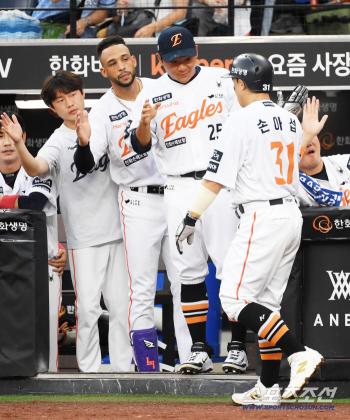  Hanwha players welcome Son Ah-seop