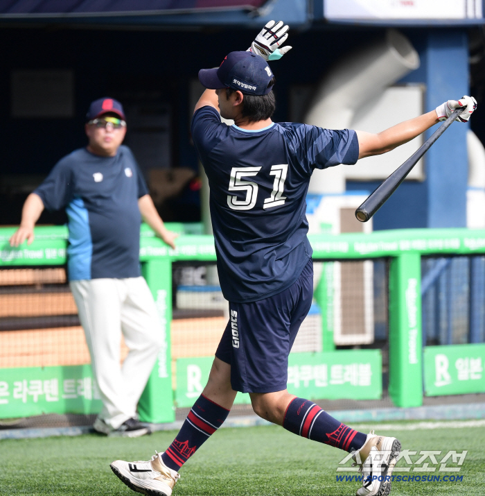  Hit training with Lotte manager Na Seung-yeop and Kim Tae-hyung watching