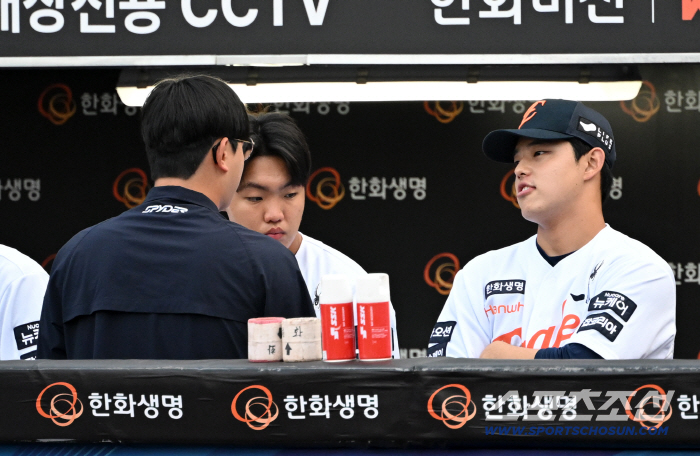  Kim Seo-hyun, Jungwoo, and Dongju Baseball Conversation