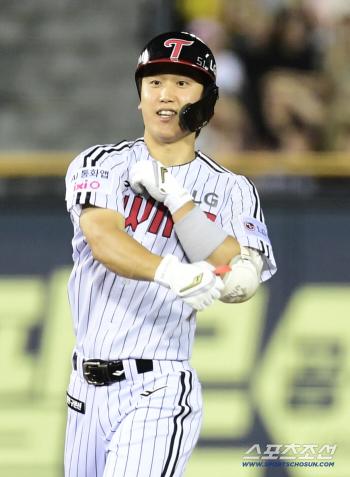  Koo Bon-hyuk's timely RBI hit that brings the game to square one in the sixth inning