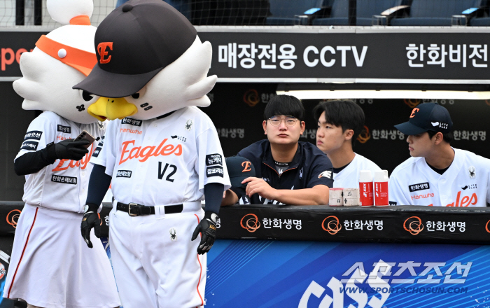  Mascot that shows interest in Seohyun