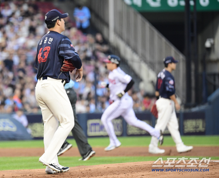  Na Kyun-an allowed LG Oh Ji-hwan to shoot a solo shot in the 2nd inning