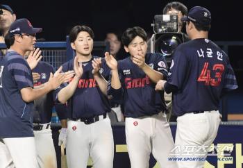  Na Kyun An's colleagues clapped the steel plate