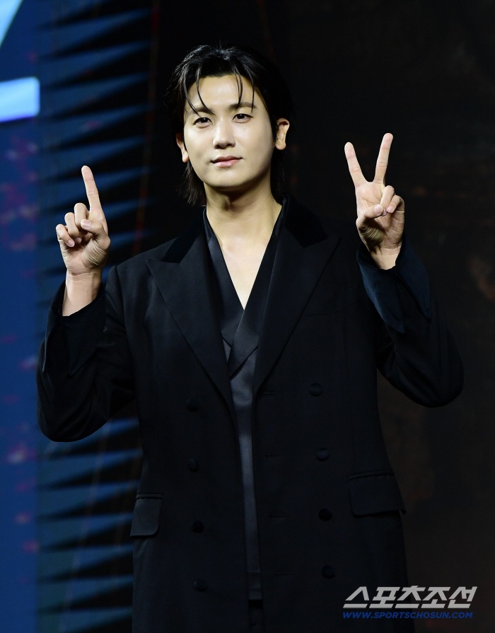  Park Hyungsik is a really handsome villain
