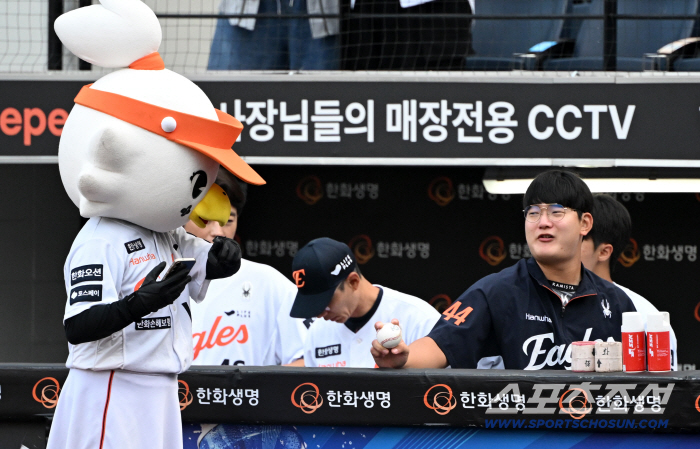  Seohyun smiles at the mascot's cute action