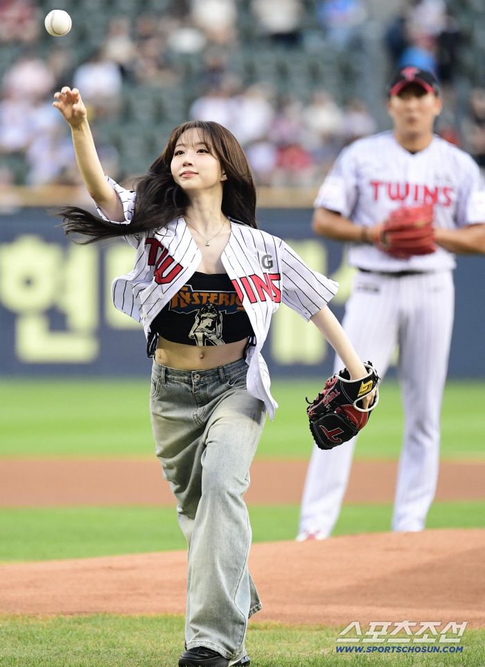  Strong first pitch like Haewon from NMIX