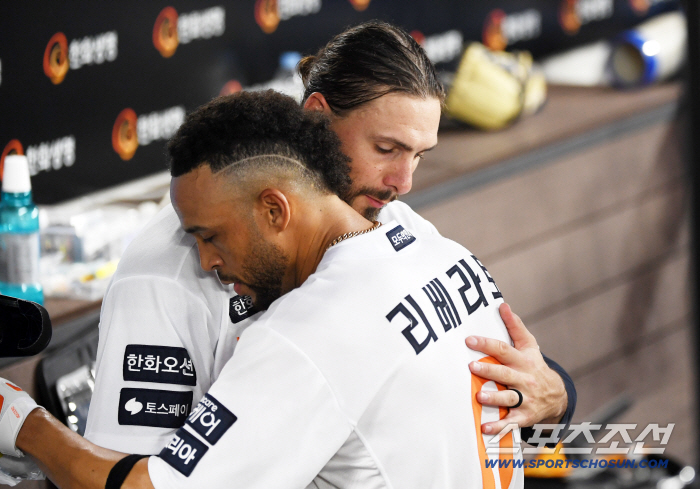Riverato, who felt sorry throughout the game after paying off his mistake with a home run, paid the price of Weiss' chest. 