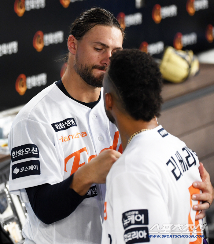 Riverato, who felt sorry throughout the game after paying off his mistake with a home run, paid the price of Weiss' chest. 