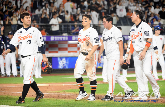 Riverato, who felt sorry throughout the game after paying off his mistake with a home run, paid the price of Weiss' chest. 