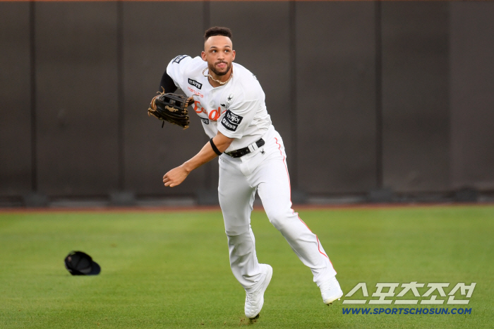 Riverato, who felt sorry throughout the game after paying off his mistake with a home run, paid the price of Weiss' chest. 