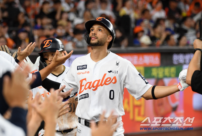 Riverato, who felt sorry throughout the game after paying off his mistake with a home run, paid the price of Weiss' chest. 