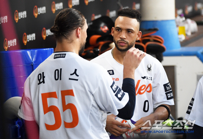 Riverato, who felt sorry throughout the game after paying off his mistake with a home run, paid the price of Weiss' chest. 