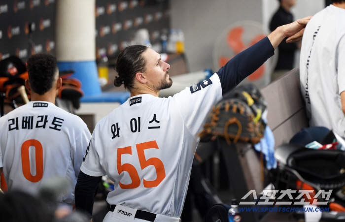 Riverato, who felt sorry throughout the game after paying off his mistake with a home run, paid the price of Weiss' chest. 