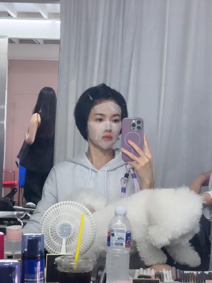 Song Hye-kyo looks attractive even if she has her bare face with a face pack and tweezers