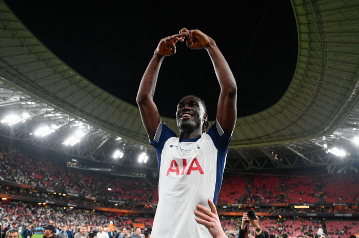 Thank you, legendary Son Heung-min. I'll miss you. I meant it. A picture of Tottenham's left partner SON wearing exclusive clothes