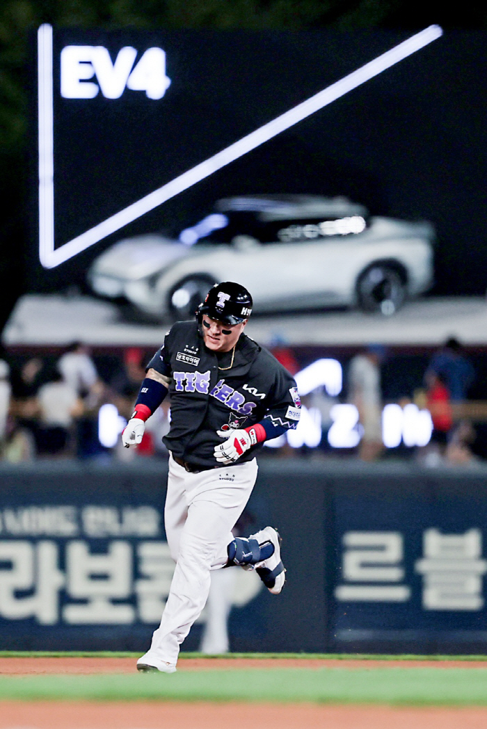 You must be happy to have a son-in-law like this. 50 million won for a home run. Car super awesome. Mother-in-law last year, mother-in-law this year