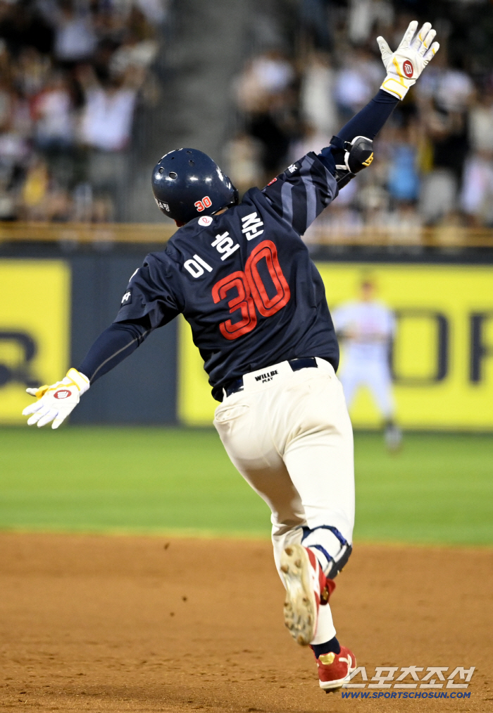 A 20-year-old shortstop awakened after falling into a lucky hole? I can't believe it's my first home run since my debut in Jamsil…I drew a 125m large arch. 