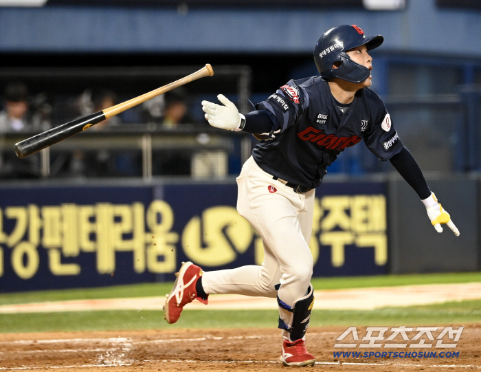 A 20-year-old shortstop awakened after falling into a lucky hole? I can't believe it's my first home run since my debut in Jamsil…I drew a 125m large arch. 