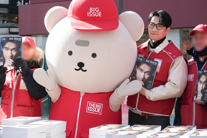 Following the cold wave, volunteering in the heat..Eom Tae-gu Becomes Second Big Issue Salesperson This Year