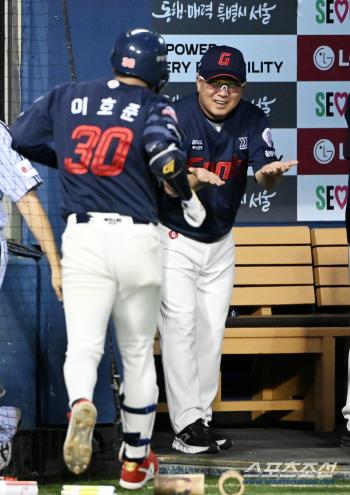 Hojun, come on in Director Kim Tae-hyung, Lee Ho-joon, 125m solo shot, and this is the first time he's seen laughing so hard. 