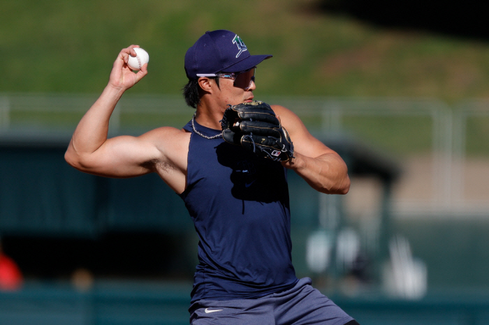 How did the Diamond Buddha come to this... Calf back, waist, serial injury. Tampa Bay's Kim Ha-sung, who has fallen to the worst physicality, is not guaranteed to be an FA next year