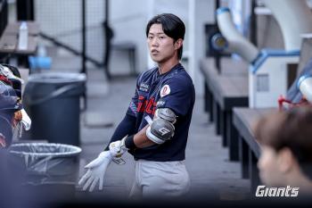 I'm nervous. Kim Taehyung's hunch came true...Lotte confirmed damage to its internal oblique muscles after 10 consecutive losses due to Lotte's injury to Jeon Min-jae, a lucky ball. 