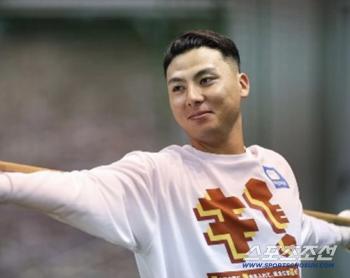 Is this normal or abnormal, 0.307 Only one batter from 12 teams in both leagues, 11 KBO League players, and 8 Major League players 