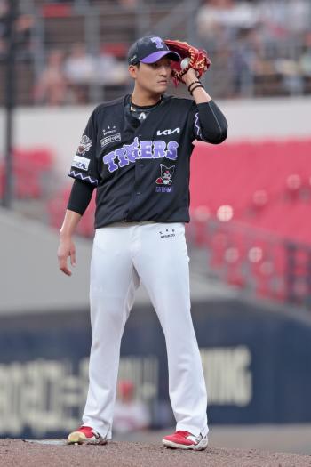 KIA Kim Do-hyun, who knelt down to Mercedes' dignity, was shocked by the 10-run disaster at the end of the 9th inning to finish the game at the beginning of the ninth inning 