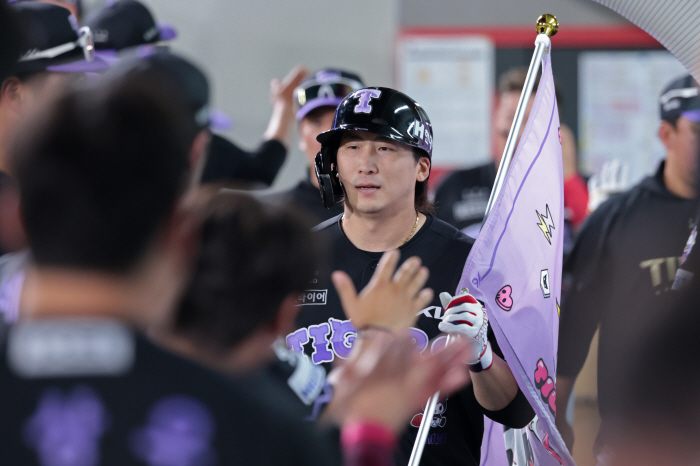 KIA Kim Do-hyun, who knelt down to Mercedes' dignity, was shocked by the 10-run disaster at the end of the 9th inning to finish the game at the beginning of the ninth inning 