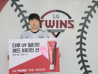 LG players suffering from the heat  LG Household & Health Care, LG The Who UV Ultimate Red Vitamins Sunscreen sponsorship for baseball fans