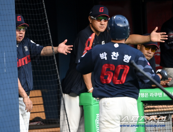 Lotte has lost 10 consecutive games, 14 games  18 days in the first place...Is Davison's curse finally going to be lifted? LG Chirinos led by 20 