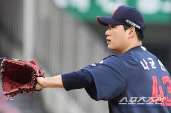 Na Kyun-an, who threw well when he only threw 84 pitches, why did he change it from first base with two outs? I'm sad, too What the head coach said. 