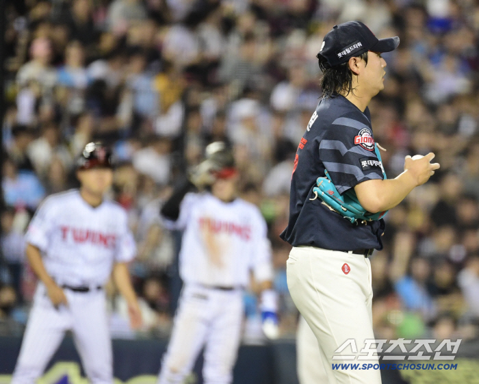 Na Kyun-an, who threw well when he only threw 84 pitches, why did he change it from first base with two outs? I'm sad, too What the head coach said. 