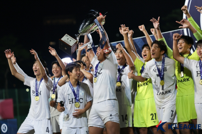  From advancing to the final for the first time to winning, Busan U15 coach Park Hyung-joo is grateful to the players who played hard in hot weather